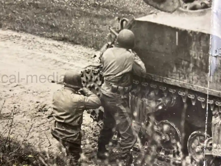 US WWII ARMORED PHOTO & INSIGNIA GROUPING - 8TH ARMORED DIVISION US WWII ARMORED PHOTO & INSIGNIA GROUPING - 8TH ARMORED DIVISION