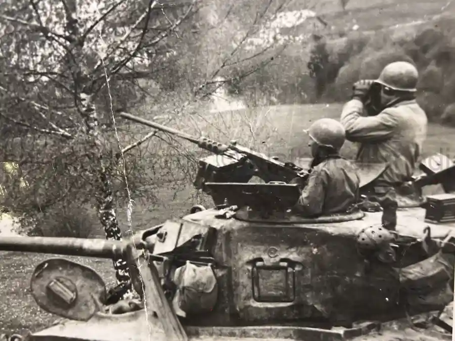 US WWII ARMORED PHOTO & INSIGNIA GROUPING - 8TH ARMORED DIVISION US WWII ARMORED PHOTO & INSIGNIA GROUPING - 8TH ARMORED DIVISION