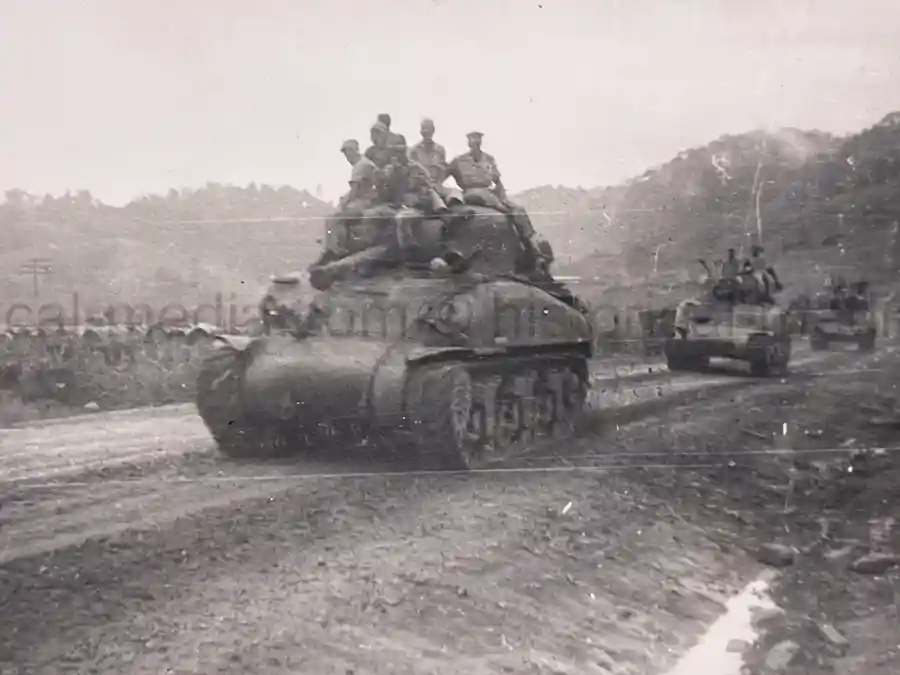 US WWII ARMORED PHOTO & INSIGNIA GROUPING - 8TH ARMORED DIVISION US WWII ARMORED PHOTO & INSIGNIA GROUPING - 8TH ARMORED DIVISION