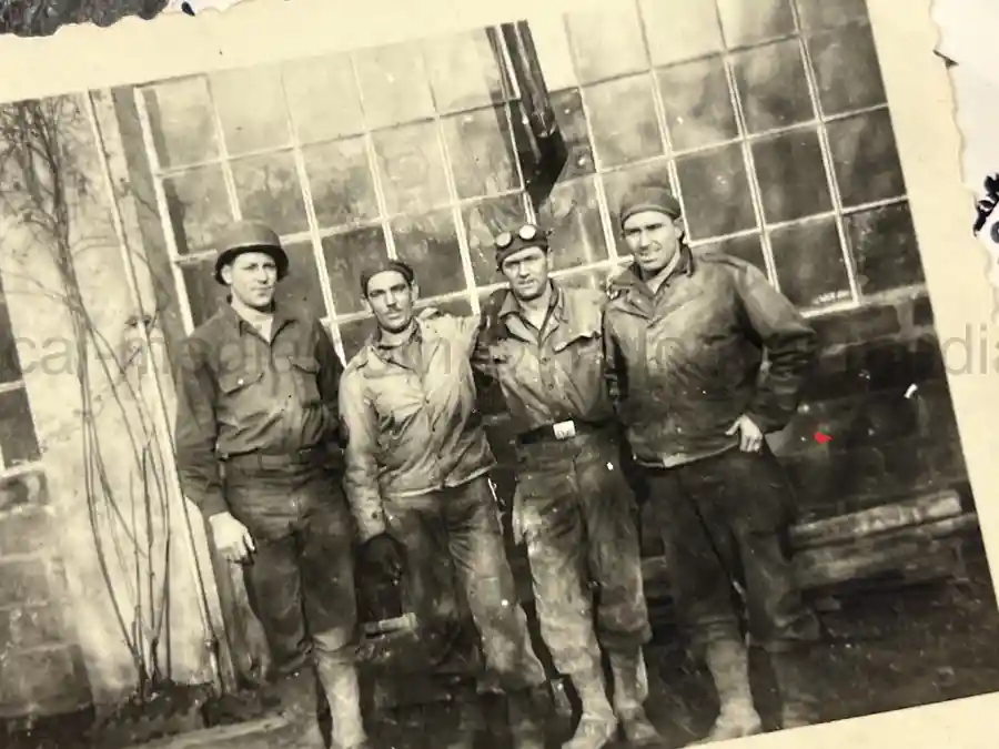 US WWII ARMORED PHOTO & INSIGNIA GROUPING - 8TH ARMORED DIVISION US WWII ARMORED PHOTO & INSIGNIA GROUPING - 8TH ARMORED DIVISION