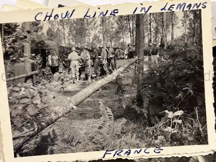 US WWII ARMORED PHOTO & INSIGNIA GROUPING - 8TH ARMORED DIVISION US WWII ARMORED PHOTO & INSIGNIA GROUPING - 8TH ARMORED DIVISION