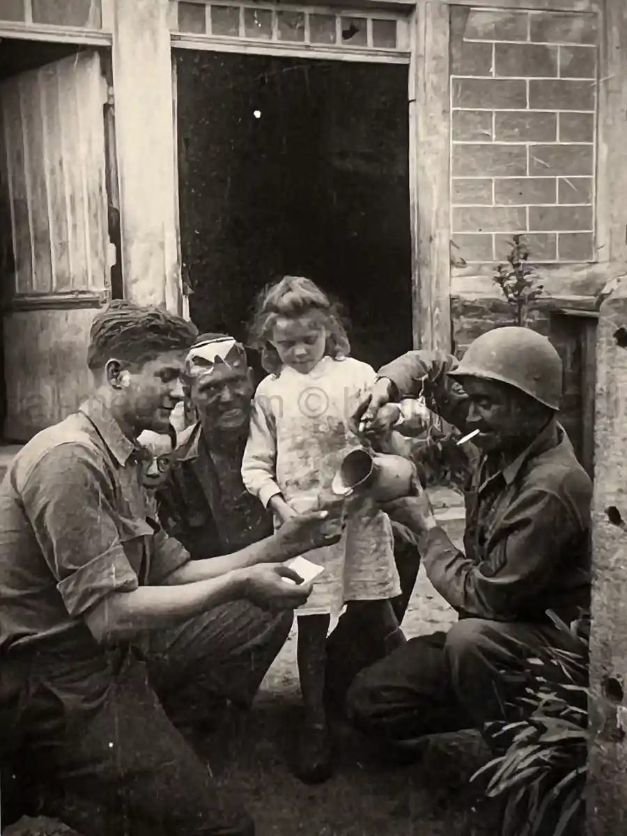 US WWII ARMORED PHOTO & INSIGNIA GROUPING - 8TH ARMORED DIVISION US WWII ARMORED PHOTO & INSIGNIA GROUPING - 8TH ARMORED DIVISION