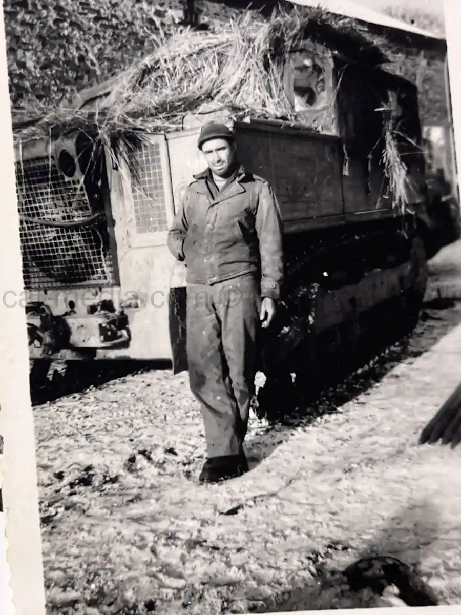 US WWII ARMORED PHOTO & INSIGNIA GROUPING - 8TH ARMORED DIVISION US WWII ARMORED PHOTO & INSIGNIA GROUPING - 8TH ARMORED DIVISION