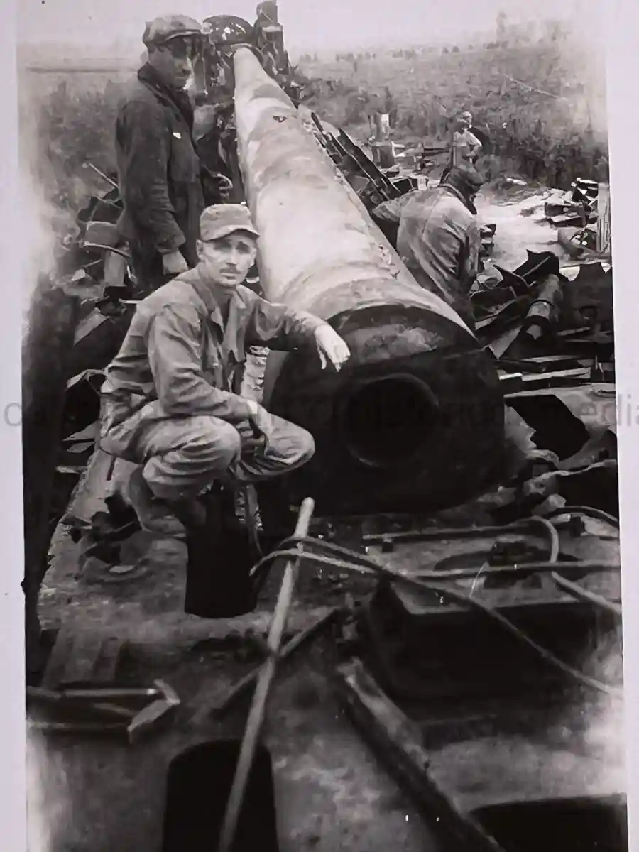 US WWII ARMORED PHOTO & INSIGNIA GROUPING - 8TH ARMORED DIVISION US WWII ARMORED PHOTO & INSIGNIA GROUPING - 8TH ARMORED DIVISION