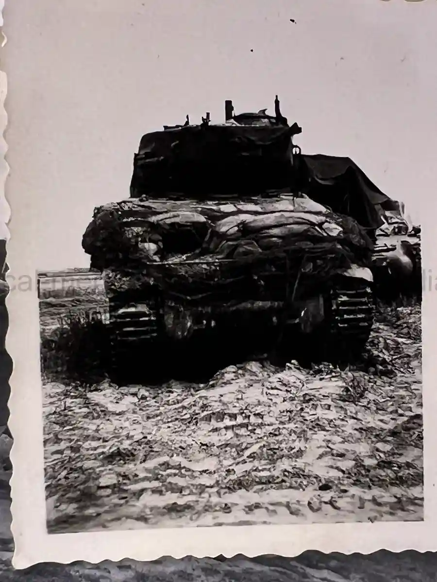 US WWII ARMORED PHOTO & INSIGNIA GROUPING - 8TH ARMORED DIVISION US WWII ARMORED PHOTO & INSIGNIA GROUPING - 8TH ARMORED DIVISION