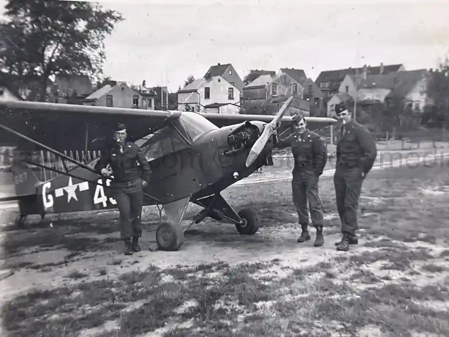 US WWII ARMORED PHOTO & INSIGNIA GROUPING - 8TH ARMORED DIVISION US WWII ARMORED PHOTO & INSIGNIA GROUPING - 8TH ARMORED DIVISION
