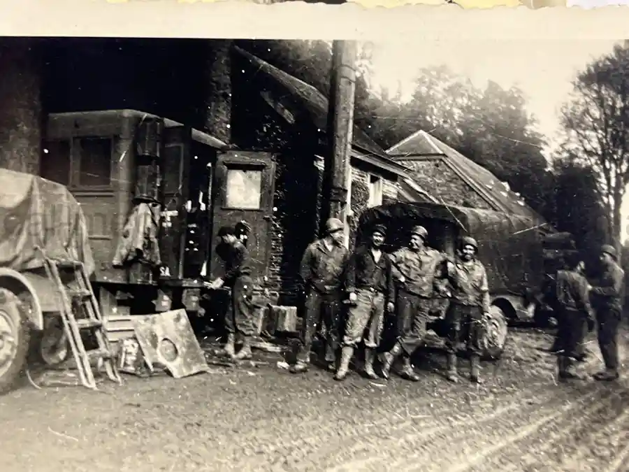 US WWII ARMORED PHOTO & INSIGNIA GROUPING - 8TH ARMORED DIVISION US WWII ARMORED PHOTO & INSIGNIA GROUPING - 8TH ARMORED DIVISION
