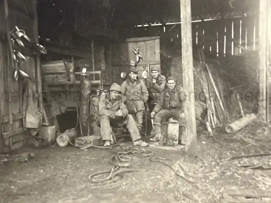 US WWII ARMORED PHOTO & INSIGNIA GROUPING - 8TH ARMORED DIVISION US WWII ARMORED PHOTO & INSIGNIA GROUPING - 8TH ARMORED DIVISION