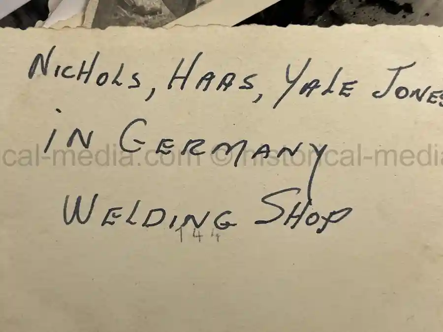 US WWII ARMORED PHOTO & INSIGNIA GROUPING - 8TH ARMORED DIVISION US WWII ARMORED PHOTO & INSIGNIA GROUPING - 8TH ARMORED DIVISION