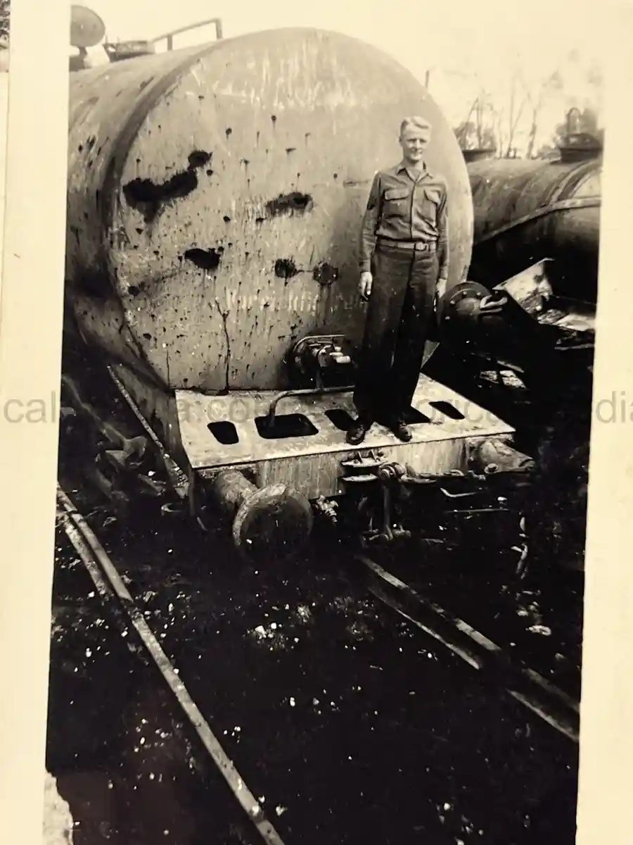 US WWII ARMORED PHOTO & INSIGNIA GROUPING - 8TH ARMORED DIVISION US WWII ARMORED PHOTO & INSIGNIA GROUPING - 8TH ARMORED DIVISION