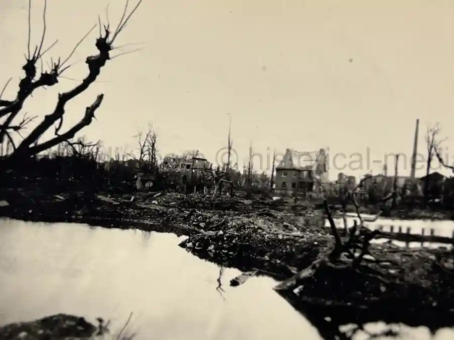 US WWII ARMORED PHOTO & INSIGNIA GROUPING - 8TH ARMORED DIVISION US WWII ARMORED PHOTO & INSIGNIA GROUPING - 8TH ARMORED DIVISION