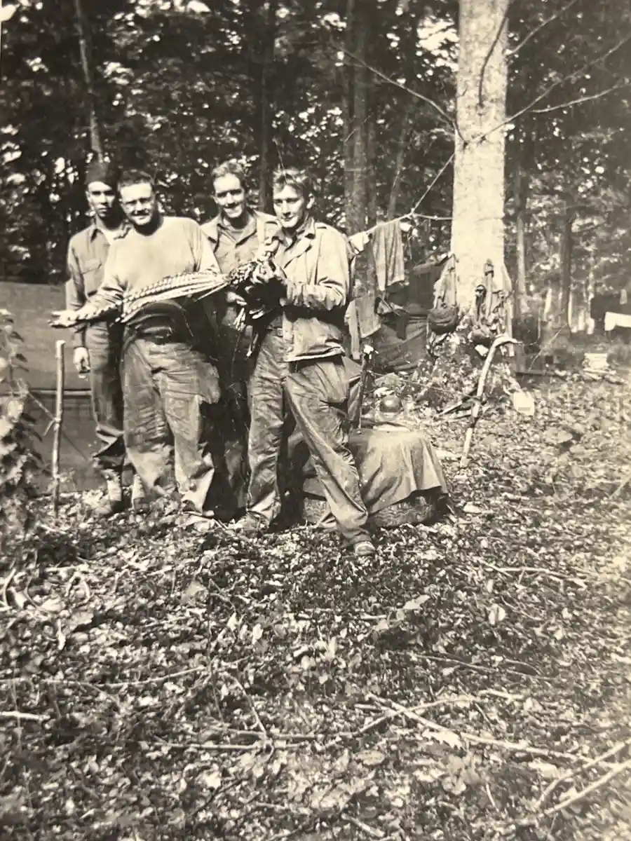 US WWII ARMORED PHOTO & INSIGNIA GROUPING - 8TH ARMORED DIVISION US WWII ARMORED PHOTO & INSIGNIA GROUPING - 8TH ARMORED DIVISION