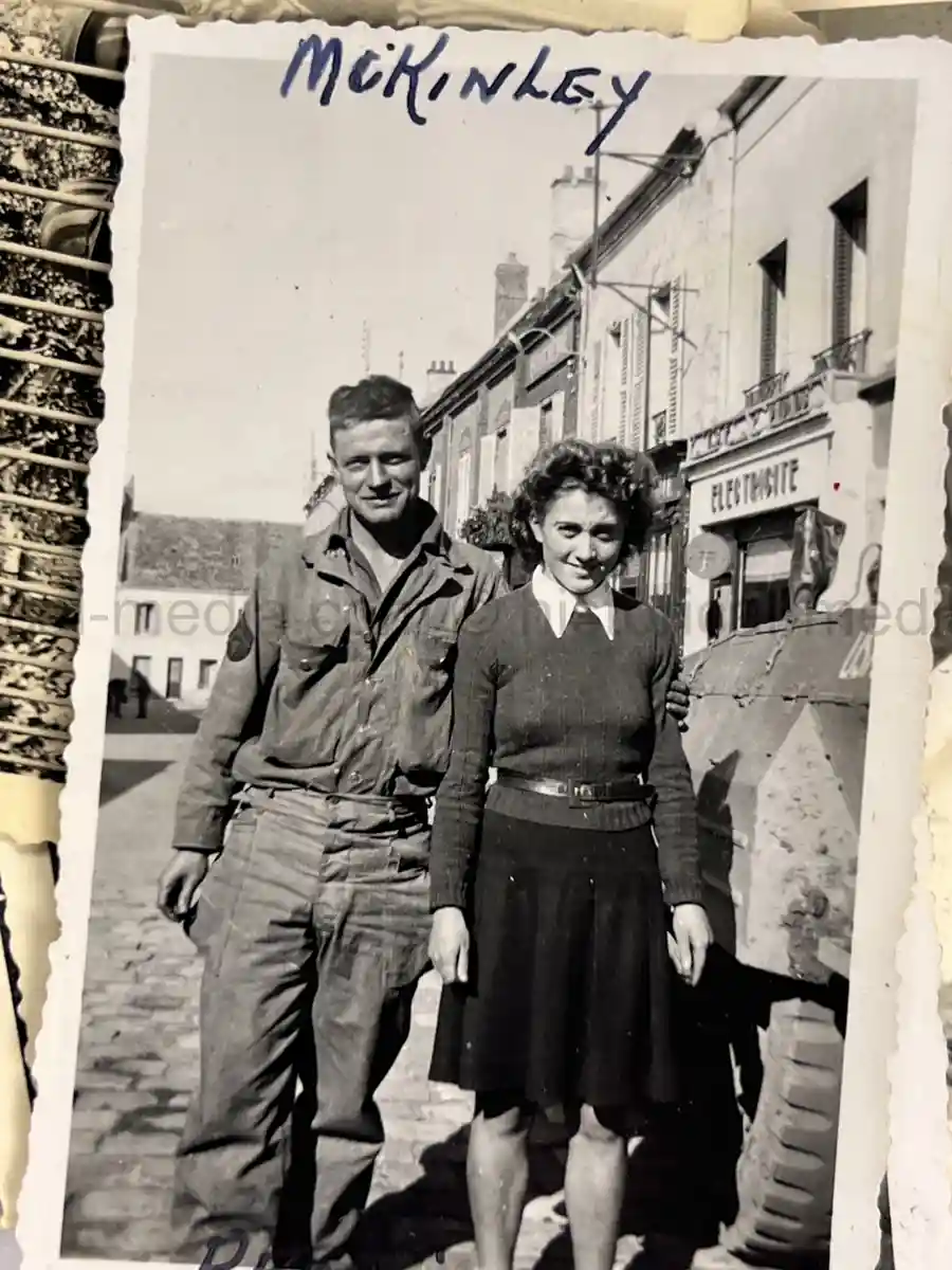 US WWII ARMORED PHOTO & INSIGNIA GROUPING - 8TH ARMORED DIVISION US WWII ARMORED PHOTO & INSIGNIA GROUPING - 8TH ARMORED DIVISION