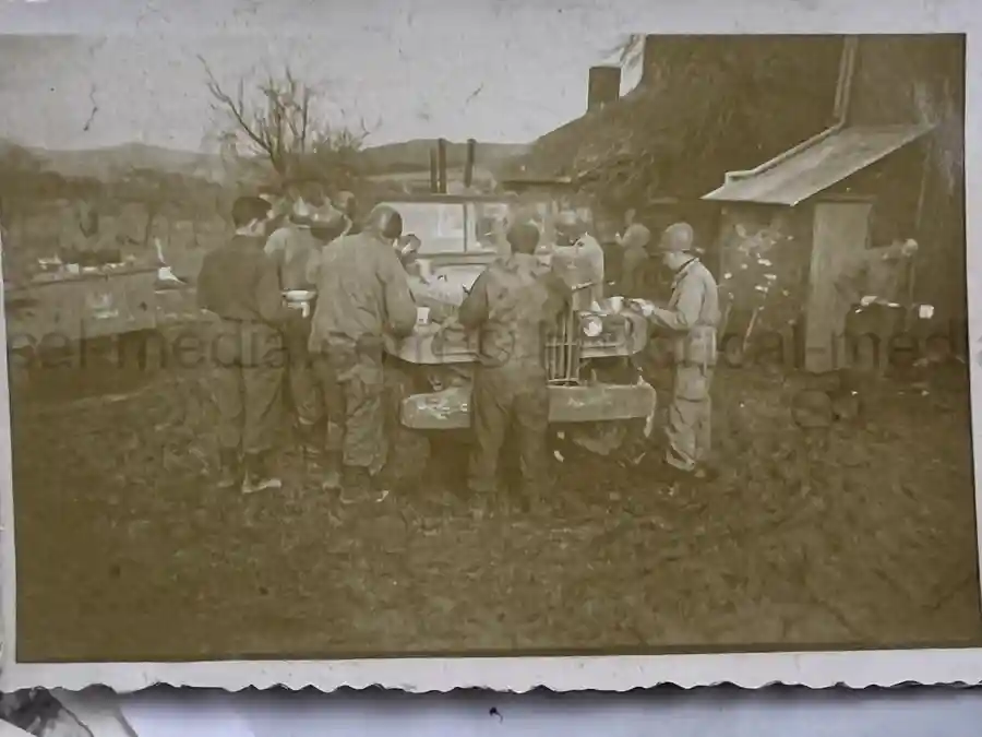 US WWII ARMORED PHOTO & INSIGNIA GROUPING - 8TH ARMORED DIVISION US WWII ARMORED PHOTO & INSIGNIA GROUPING - 8TH ARMORED DIVISION