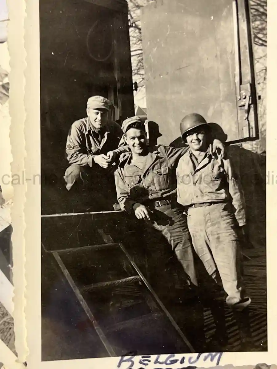 US WWII ARMORED PHOTO & INSIGNIA GROUPING - 8TH ARMORED DIVISION US WWII ARMORED PHOTO & INSIGNIA GROUPING - 8TH ARMORED DIVISION