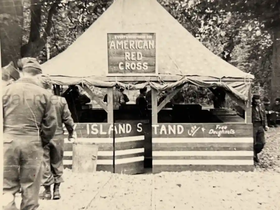 US WWII ARMORED PHOTO & INSIGNIA GROUPING - 8TH ARMORED DIVISION US WWII ARMORED PHOTO & INSIGNIA GROUPING - 8TH ARMORED DIVISION