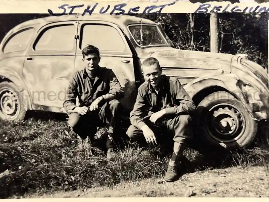 US WWII ARMORED PHOTO & INSIGNIA GROUPING - 8TH ARMORED DIVISION US WWII ARMORED PHOTO & INSIGNIA GROUPING - 8TH ARMORED DIVISION