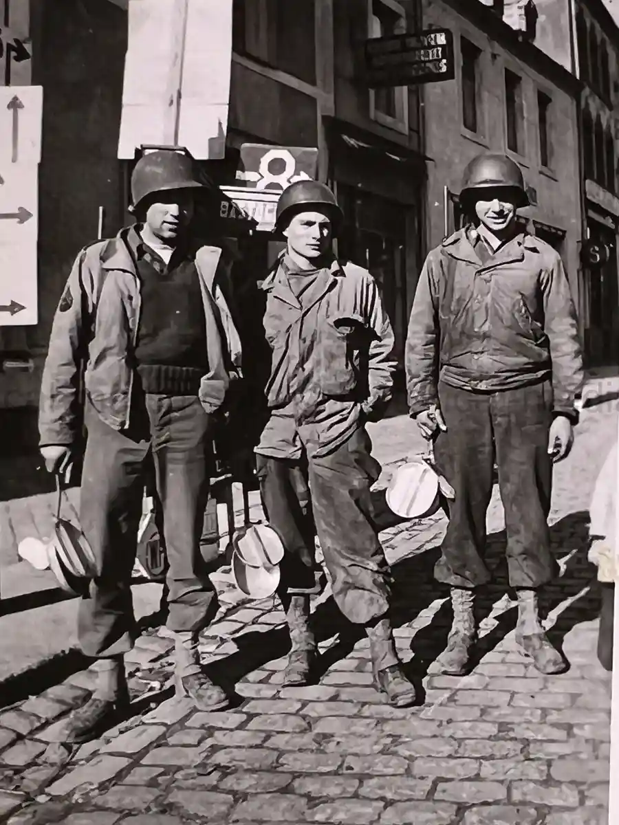 US WWII ARMORED PHOTO & INSIGNIA GROUPING - 8TH ARMORED DIVISION US WWII ARMORED PHOTO & INSIGNIA GROUPING - 8TH ARMORED DIVISION