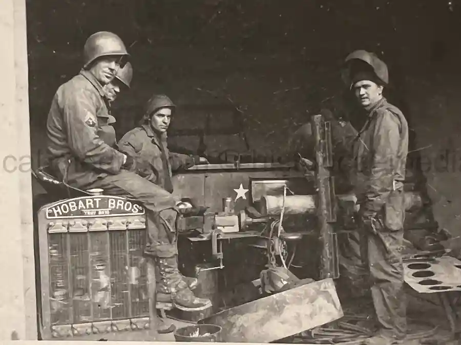 US WWII ARMORED PHOTO & INSIGNIA GROUPING - 8TH ARMORED DIVISION US WWII ARMORED PHOTO & INSIGNIA GROUPING - 8TH ARMORED DIVISION