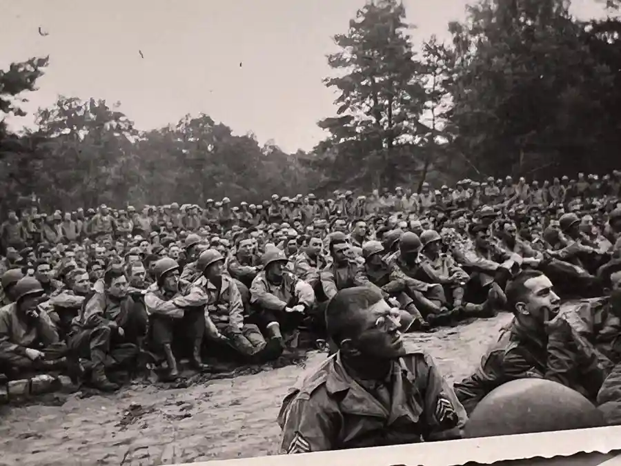 US WWII ARMORED PHOTO & INSIGNIA GROUPING - 8TH ARMORED DIVISION US WWII ARMORED PHOTO & INSIGNIA GROUPING - 8TH ARMORED DIVISION