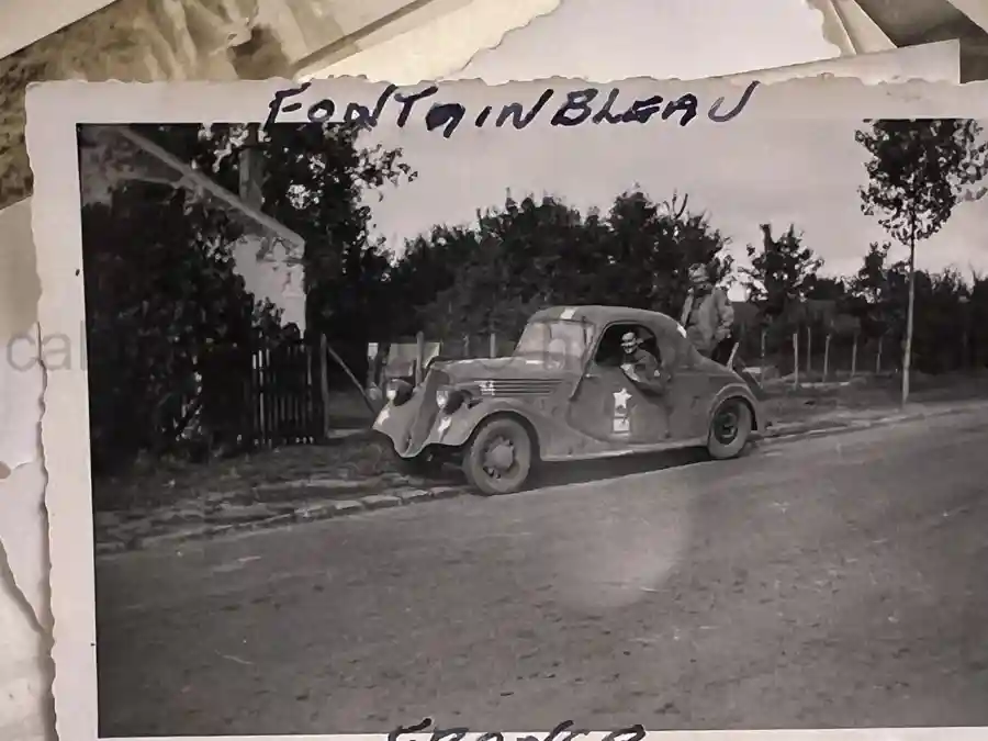 US WWII ARMORED PHOTO & INSIGNIA GROUPING - 8TH ARMORED DIVISION US WWII ARMORED PHOTO & INSIGNIA GROUPING - 8TH ARMORED DIVISION