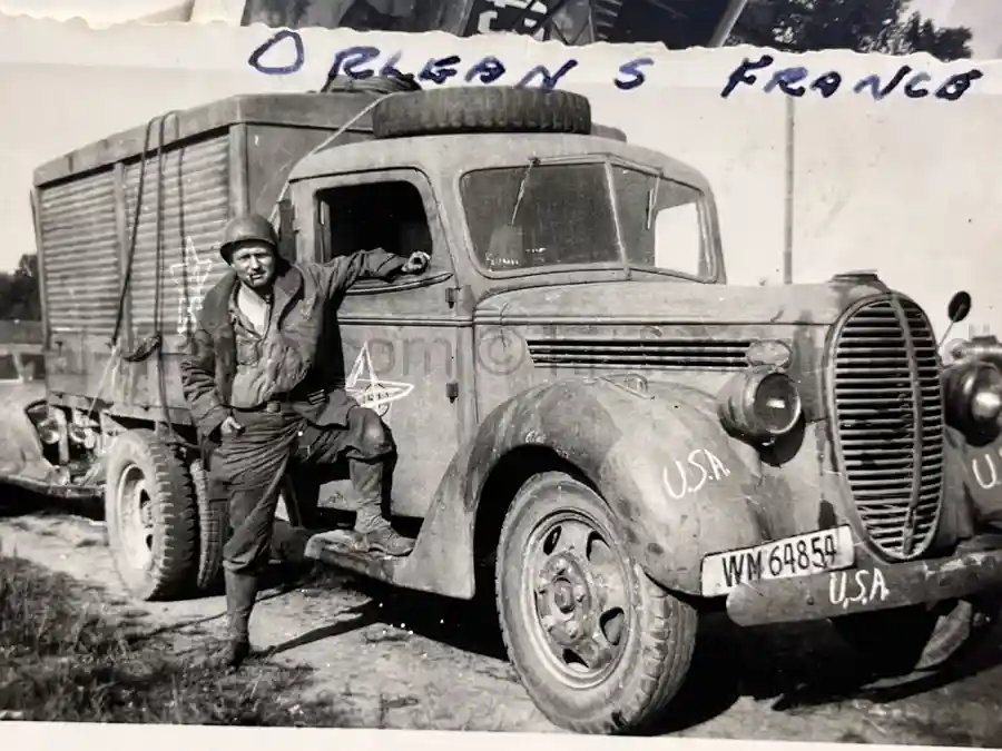 US WWII ARMORED PHOTO & INSIGNIA GROUPING - 8TH ARMORED DIVISION US WWII ARMORED PHOTO & INSIGNIA GROUPING - 8TH ARMORED DIVISION