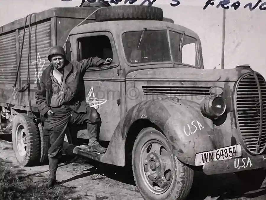 US WWII ARMORED PHOTO & INSIGNIA GROUPING - 8TH ARMORED DIVISION US WWII ARMORED PHOTO & INSIGNIA GROUPING - 8TH ARMORED DIVISION