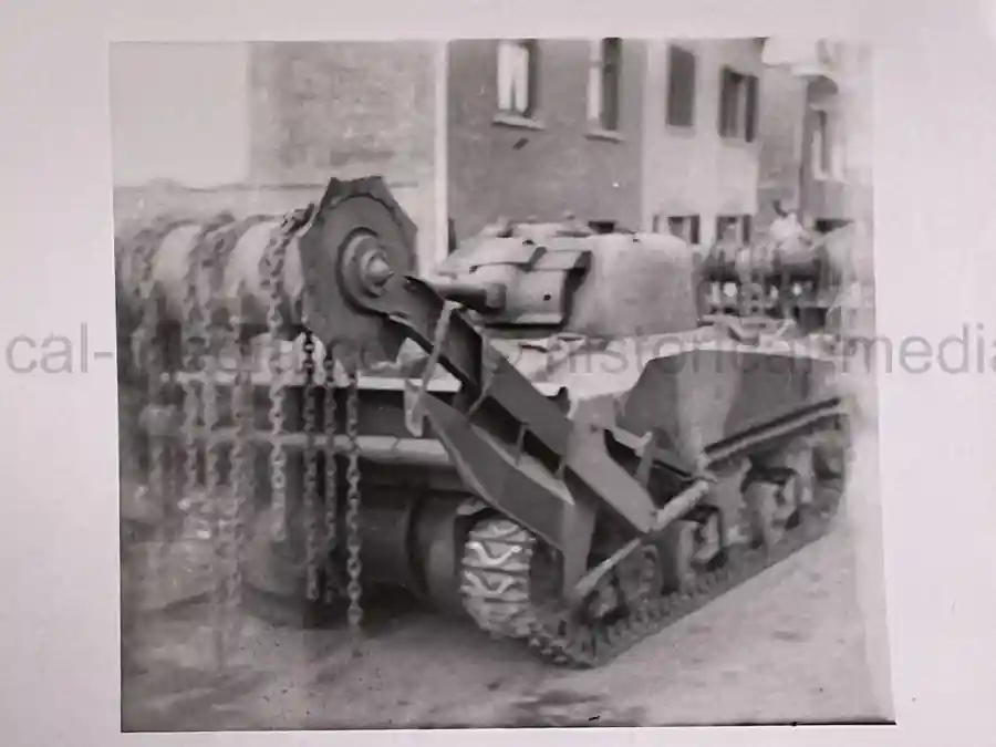 US WWII ARMORED PHOTO & INSIGNIA GROUPING - 8TH ARMORED DIVISION US WWII ARMORED PHOTO & INSIGNIA GROUPING - 8TH ARMORED DIVISION