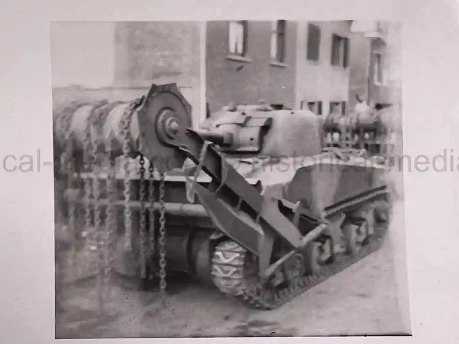 US WWII ARMORED PHOTO & INSIGNIA GROUPING - 8TH ARMORED DIVISION US WWII ARMORED PHOTO & INSIGNIA GROUPING - 8TH ARMORED DIVISION