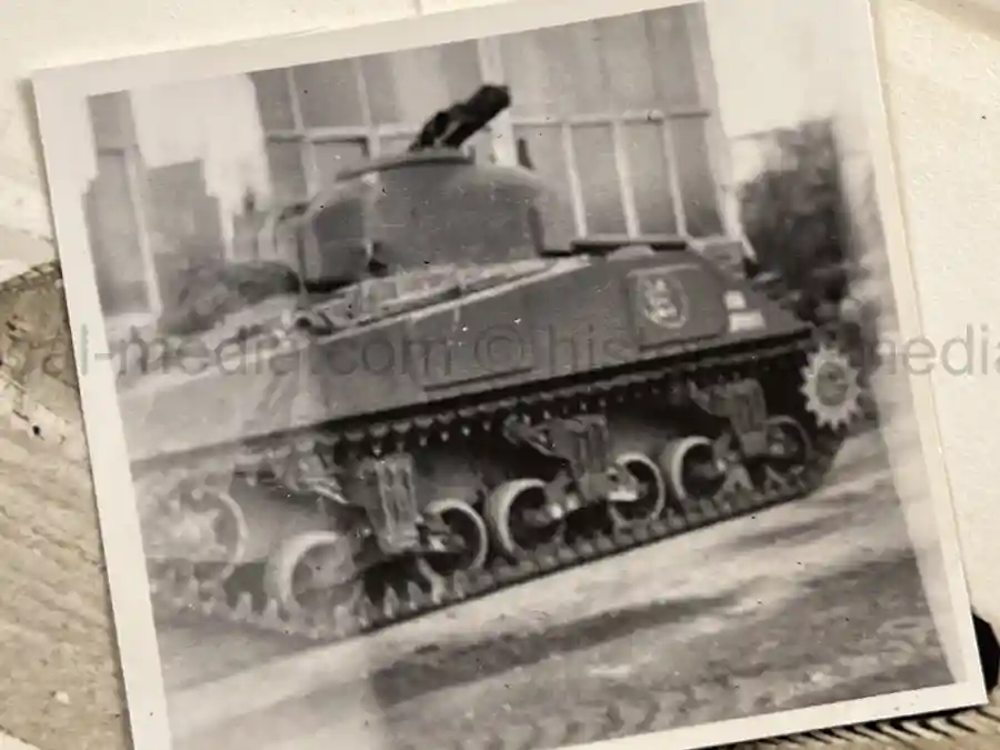 US WWII ARMORED PHOTO & INSIGNIA GROUPING - 8TH ARMORED DIVISION US WWII ARMORED PHOTO & INSIGNIA GROUPING - 8TH ARMORED DIVISION