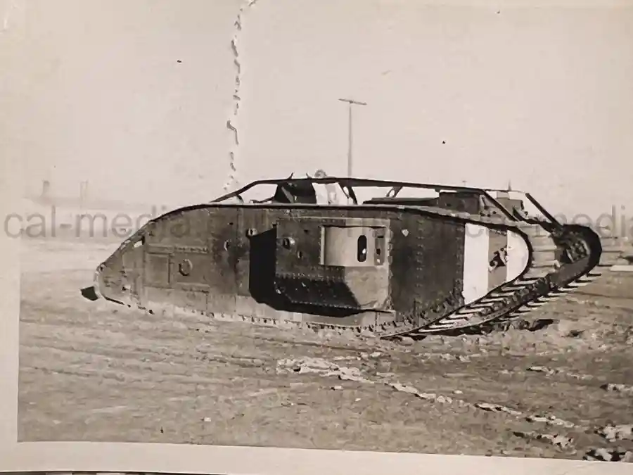 US WWII ARMORED PHOTO & INSIGNIA GROUPING - 8TH ARMORED DIVISION US WWII ARMORED PHOTO & INSIGNIA GROUPING - 8TH ARMORED DIVISION