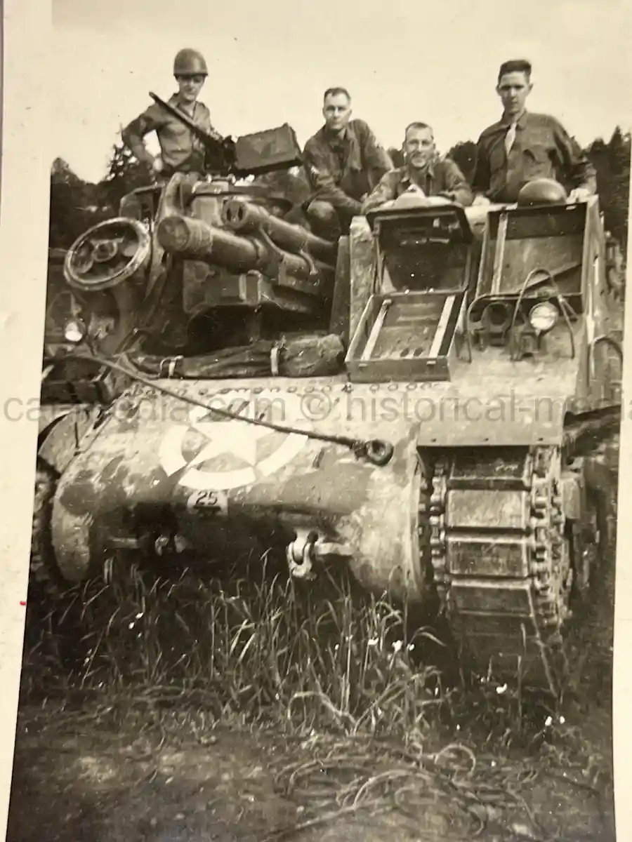 US WWII ARMORED PHOTO & INSIGNIA GROUPING - 8TH ARMORED DIVISION US WWII ARMORED PHOTO & INSIGNIA GROUPING - 8TH ARMORED DIVISION