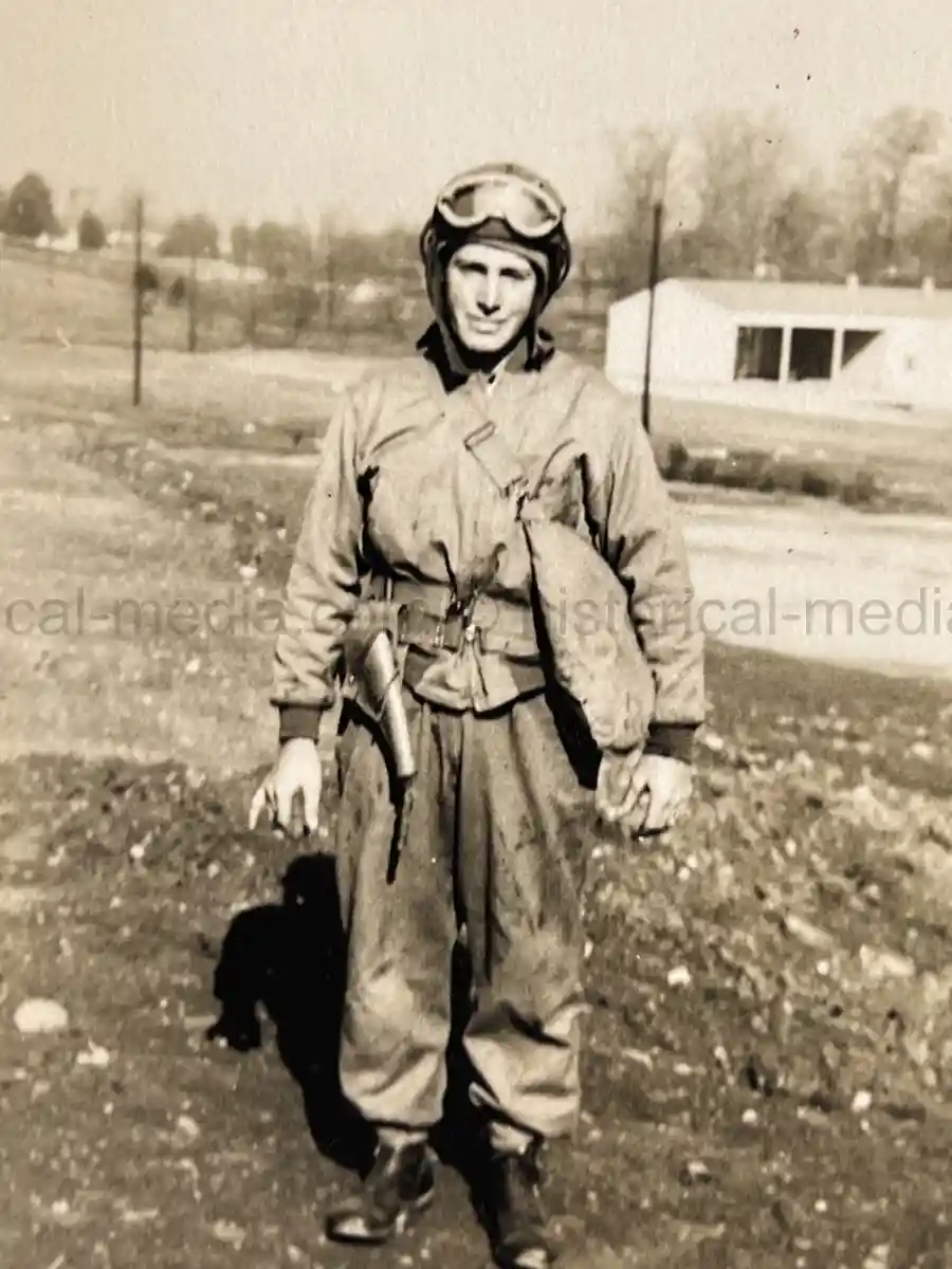 US WWII ARMORED PHOTO & INSIGNIA GROUPING - 8TH ARMORED DIVISION US WWII ARMORED PHOTO & INSIGNIA GROUPING - 8TH ARMORED DIVISION