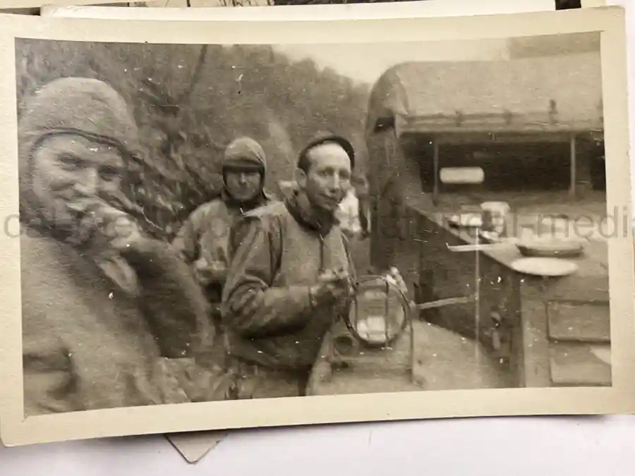 US WWII ARMORED PHOTO & INSIGNIA GROUPING - 8TH ARMORED DIVISION US WWII ARMORED PHOTO & INSIGNIA GROUPING - 8TH ARMORED DIVISION