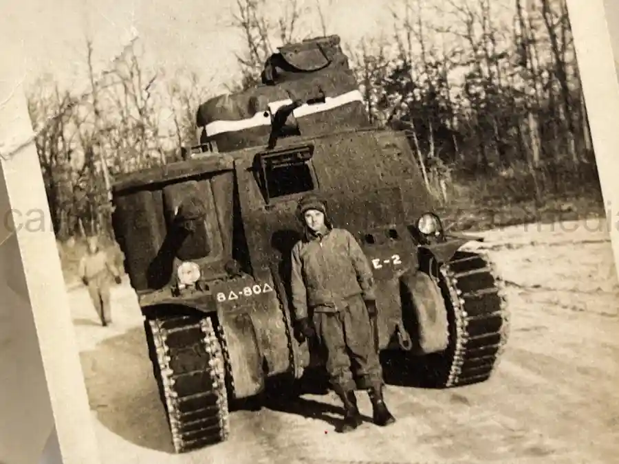 US WWII ARMORED PHOTO & INSIGNIA GROUPING - 8TH ARMORED DIVISION US WWII ARMORED PHOTO & INSIGNIA GROUPING - 8TH ARMORED DIVISION