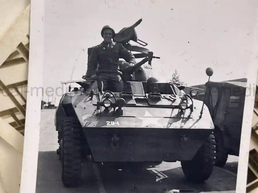 US WWII ARMORED PHOTO & INSIGNIA GROUPING - 8TH ARMORED DIVISION US WWII ARMORED PHOTO & INSIGNIA GROUPING - 8TH ARMORED DIVISION