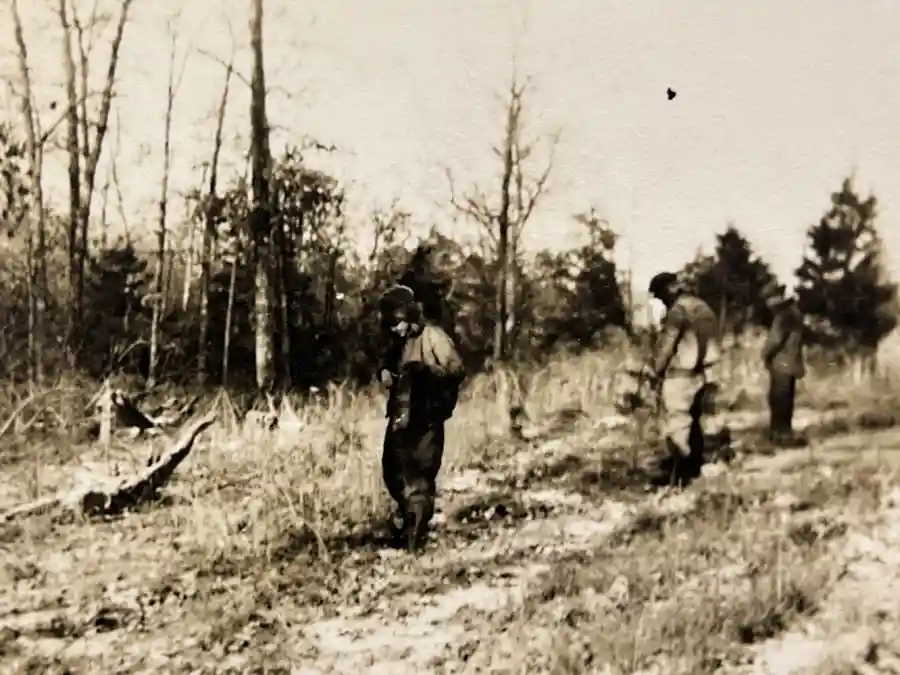US WWII ARMORED PHOTO & INSIGNIA GROUPING - 8TH ARMORED DIVISION US WWII ARMORED PHOTO & INSIGNIA GROUPING - 8TH ARMORED DIVISION