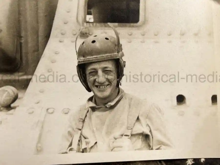 US WWII ARMORED PHOTO & INSIGNIA GROUPING - 8TH ARMORED DIVISION US WWII ARMORED PHOTO & INSIGNIA GROUPING - 8TH ARMORED DIVISION