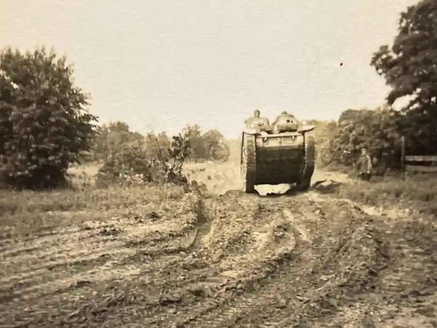 US WWII ARMORED PHOTO & INSIGNIA GROUPING - 8TH ARMORED DIVISION US WWII ARMORED PHOTO & INSIGNIA GROUPING - 8TH ARMORED DIVISION