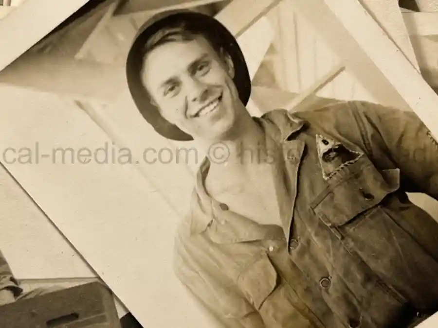 US WWII ARMORED PHOTO & INSIGNIA GROUPING - 8TH ARMORED DIVISION US WWII ARMORED PHOTO & INSIGNIA GROUPING - 8TH ARMORED DIVISION