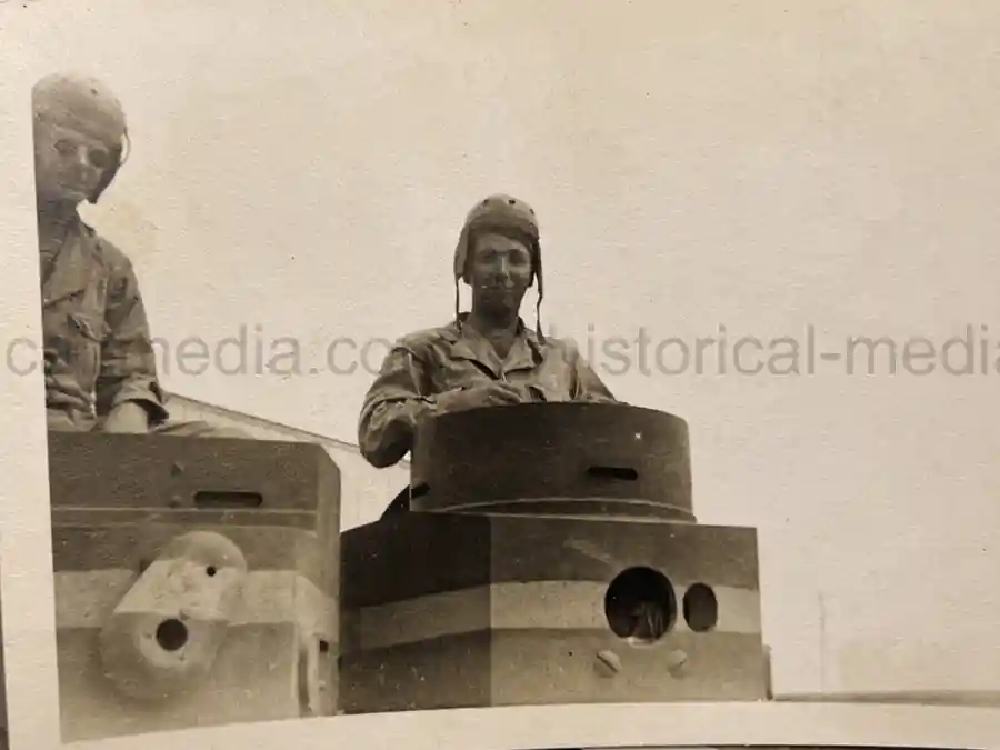 US WWII ARMORED PHOTO & INSIGNIA GROUPING - 8TH ARMORED DIVISION US WWII ARMORED PHOTO & INSIGNIA GROUPING - 8TH ARMORED DIVISION