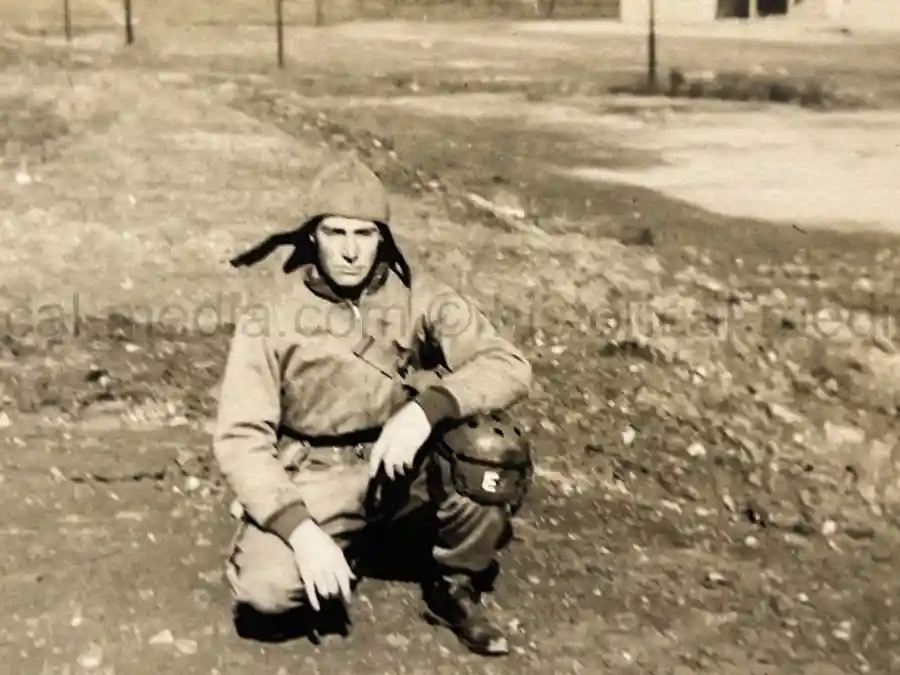 US WWII ARMORED PHOTO & INSIGNIA GROUPING - 8TH ARMORED DIVISION US WWII ARMORED PHOTO & INSIGNIA GROUPING - 8TH ARMORED DIVISION