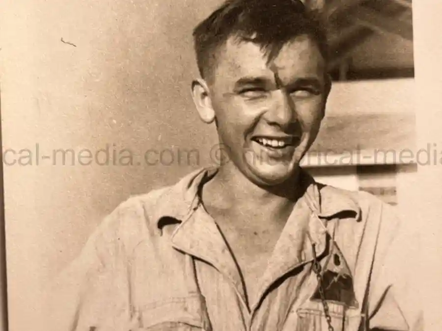 US WWII ARMORED PHOTO & INSIGNIA GROUPING - 8TH ARMORED DIVISION US WWII ARMORED PHOTO & INSIGNIA GROUPING - 8TH ARMORED DIVISION