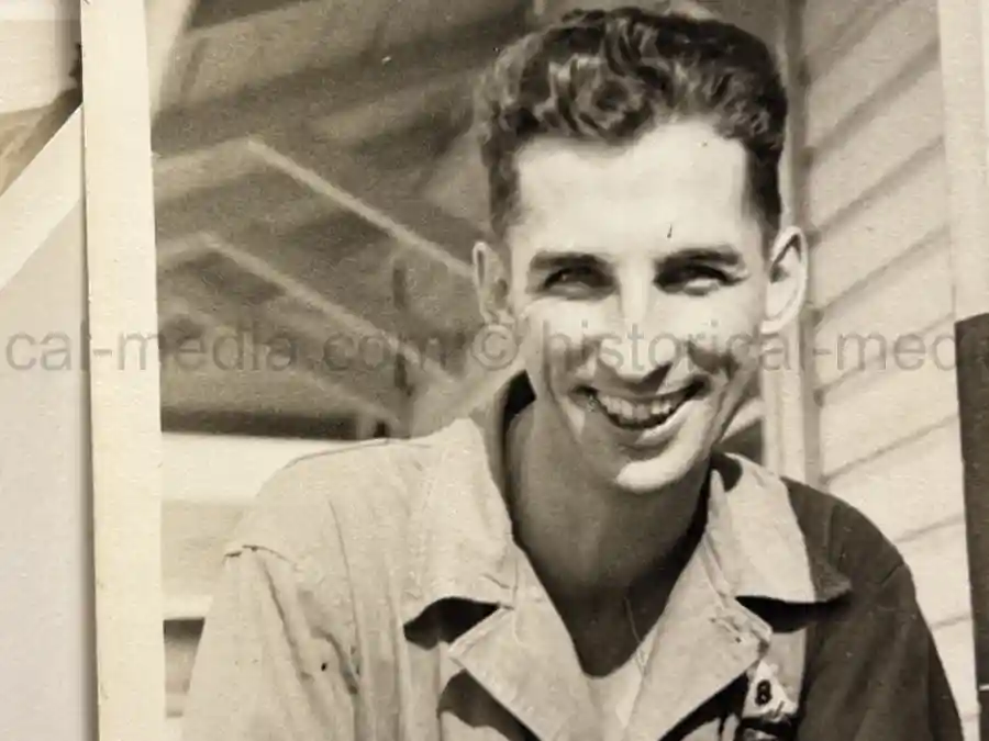 US WWII ARMORED PHOTO & INSIGNIA GROUPING - 8TH ARMORED DIVISION US WWII ARMORED PHOTO & INSIGNIA GROUPING - 8TH ARMORED DIVISION