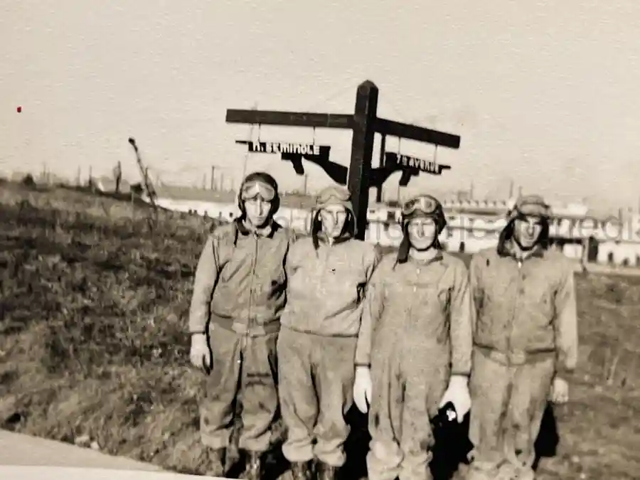 US WWII ARMORED PHOTO & INSIGNIA GROUPING - 8TH ARMORED DIVISION US WWII ARMORED PHOTO & INSIGNIA GROUPING - 8TH ARMORED DIVISION