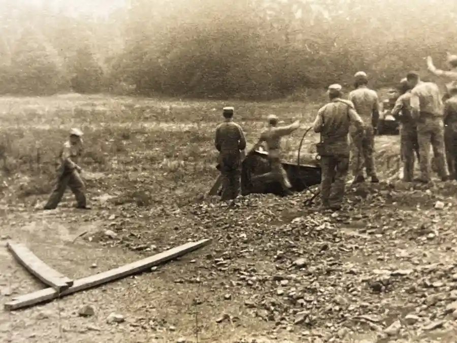 US WWII ARMORED PHOTO & INSIGNIA GROUPING - 8TH ARMORED DIVISION US WWII ARMORED PHOTO & INSIGNIA GROUPING - 8TH ARMORED DIVISION