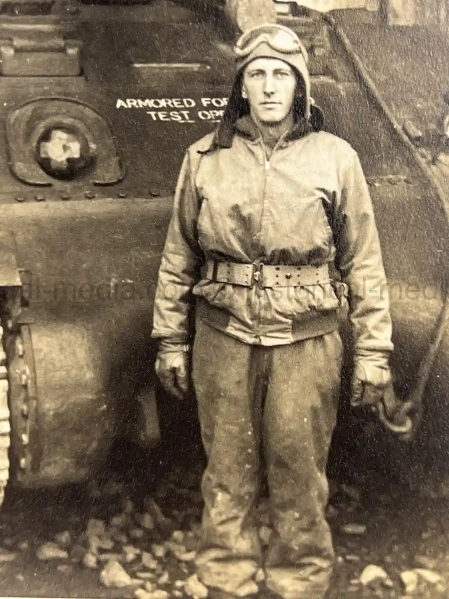 US WWII ARMORED PHOTO & INSIGNIA GROUPING - 8TH ARMORED DIVISION US WWII ARMORED PHOTO & INSIGNIA GROUPING - 8TH ARMORED DIVISION