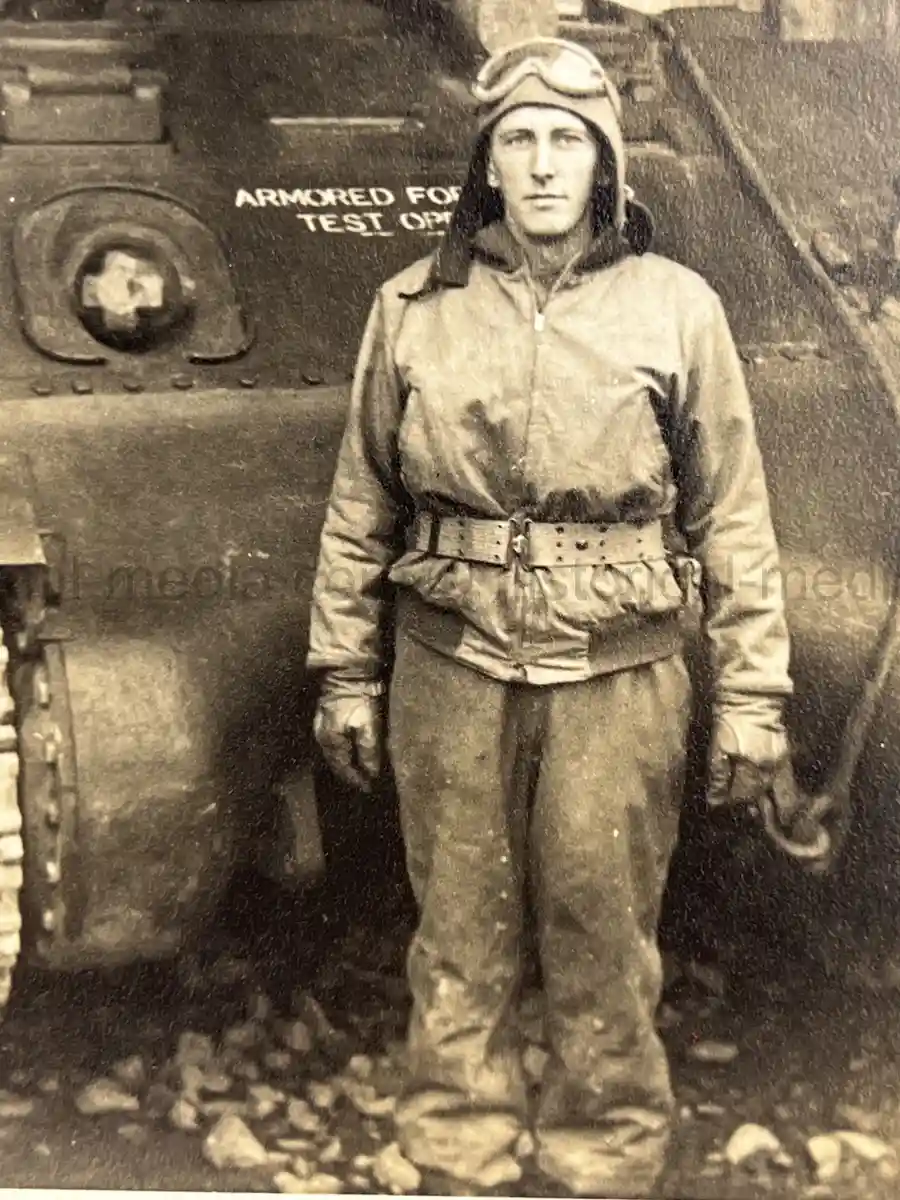 US WWII ARMORED PHOTO & INSIGNIA GROUPING - 8TH ARMORED DIVISION US WWII ARMORED PHOTO & INSIGNIA GROUPING - 8TH ARMORED DIVISION