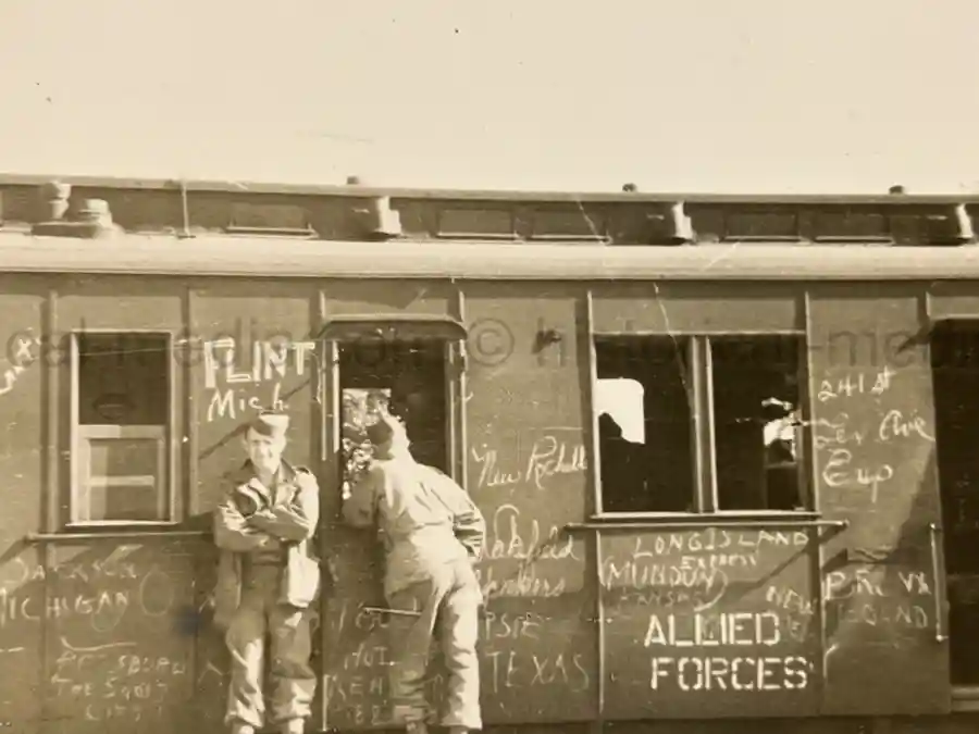 US WWII ARMORED PHOTO & INSIGNIA GROUPING - 8TH ARMORED DIVISION US WWII ARMORED PHOTO & INSIGNIA GROUPING - 8TH ARMORED DIVISION