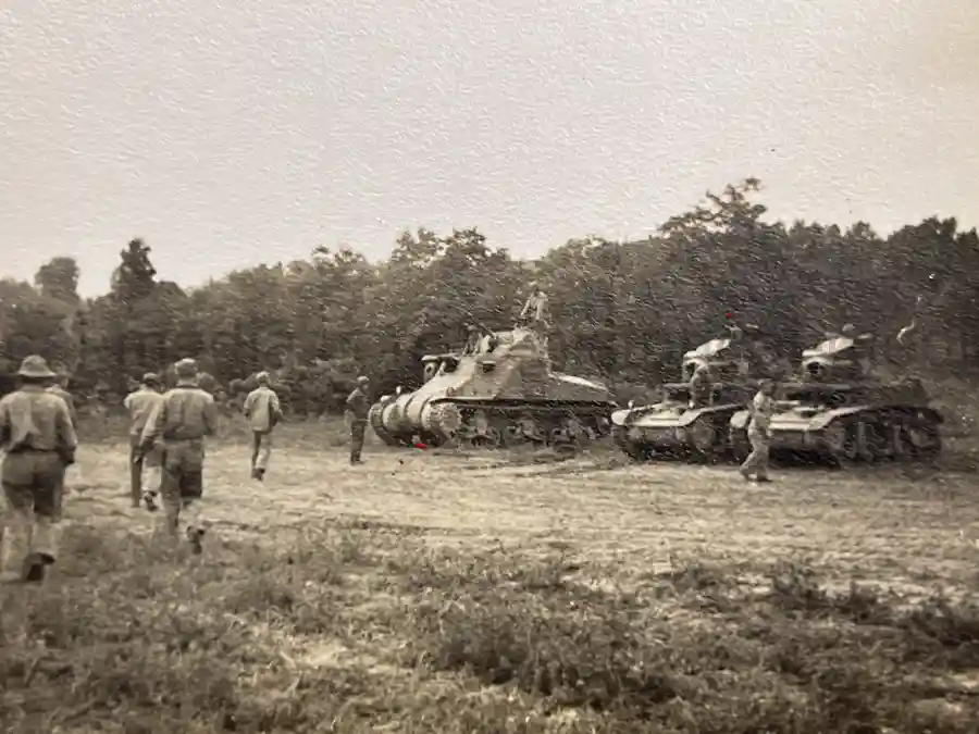 US WWII ARMORED PHOTO & INSIGNIA GROUPING - 8TH ARMORED DIVISION US WWII ARMORED PHOTO & INSIGNIA GROUPING - 8TH ARMORED DIVISION